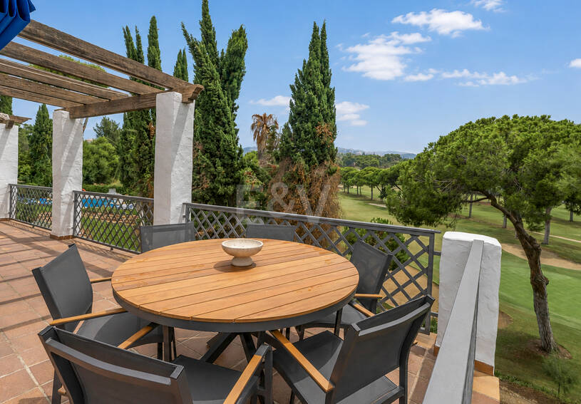Apartamento en Primera Línea de Golf con Vistas Panorámicas y andando de la Playa – Río Real, Marbella