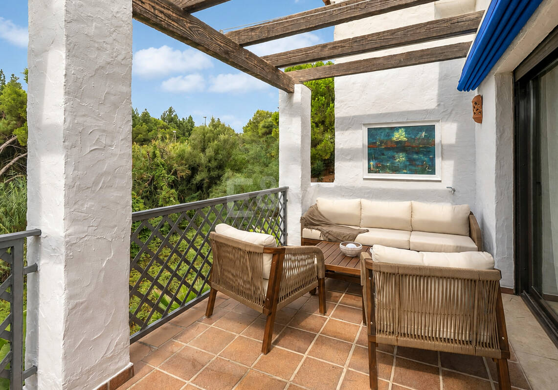 Apartamento en Primera Línea de Golf con Vistas Panorámicas y andando de la Playa – Río Real, Marbella