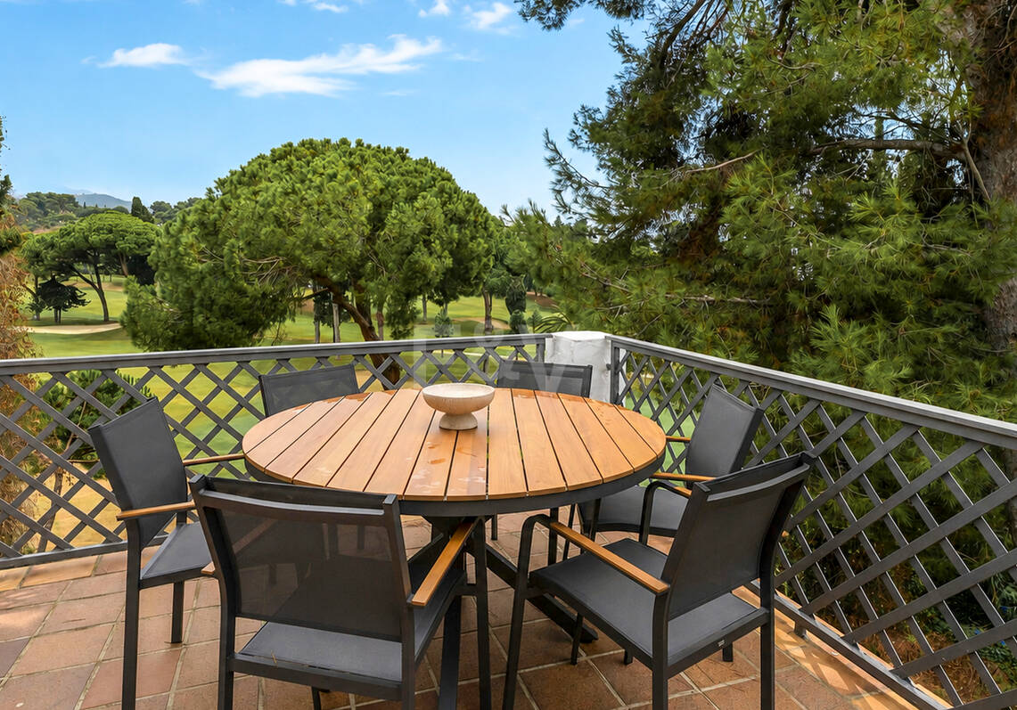 Apartamento en Primera Línea de Golf con Vistas Panorámicas y andando de la Playa – Río Real, Marbella