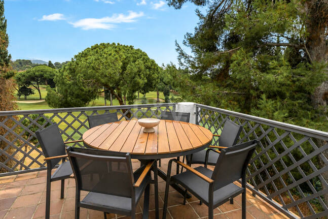Apartamento en Primera Línea de Golf con Vistas Panorámicas y andando de la Playa – Río Real, Marbella