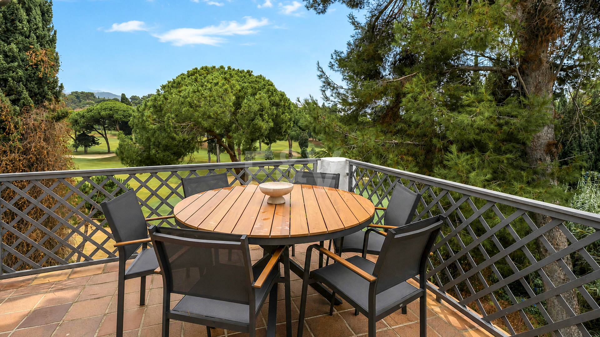 Apartamento en Primera Línea de Golf con Vistas Panorámicas y andando de la Playa – Río Real, Marbella