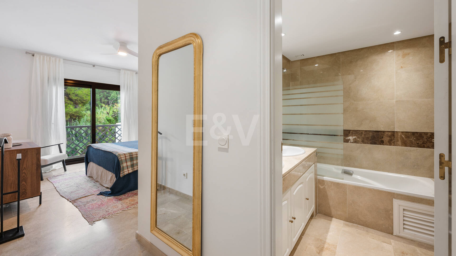 Apartamento en Primera Línea de Golf con Vistas Panorámicas y andando de la Playa – Río Real, Marbella