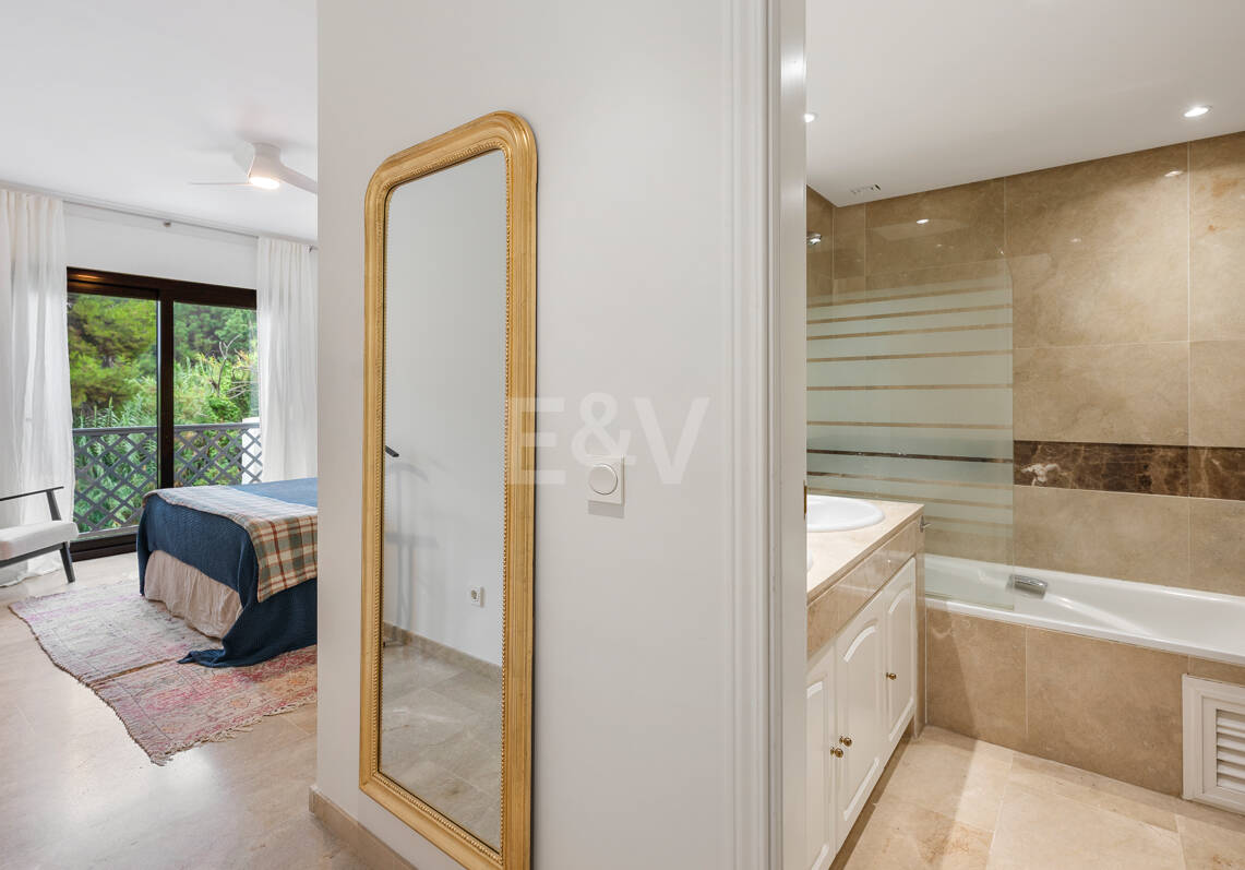 Apartamento en Primera Línea de Golf con Vistas Panorámicas y andando de la Playa – Río Real, Marbella