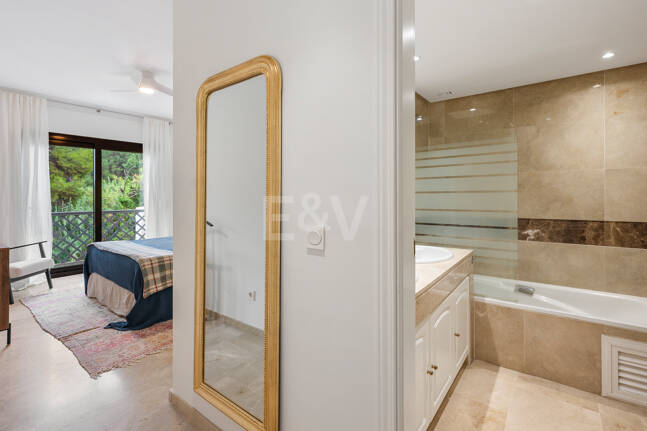 Apartamento en Primera Línea de Golf con Vistas Panorámicas y andando de la Playa – Río Real, Marbella
