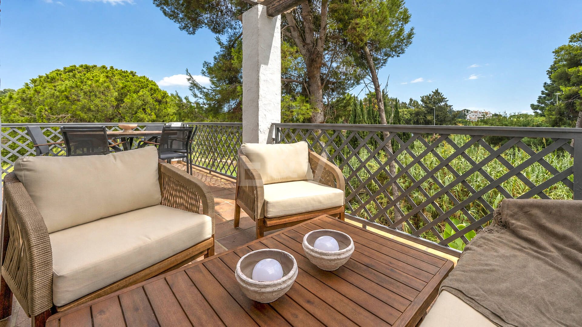 Apartamento en Primera Línea de Golf con Vistas Panorámicas y andando de la Playa – Río Real, Marbella