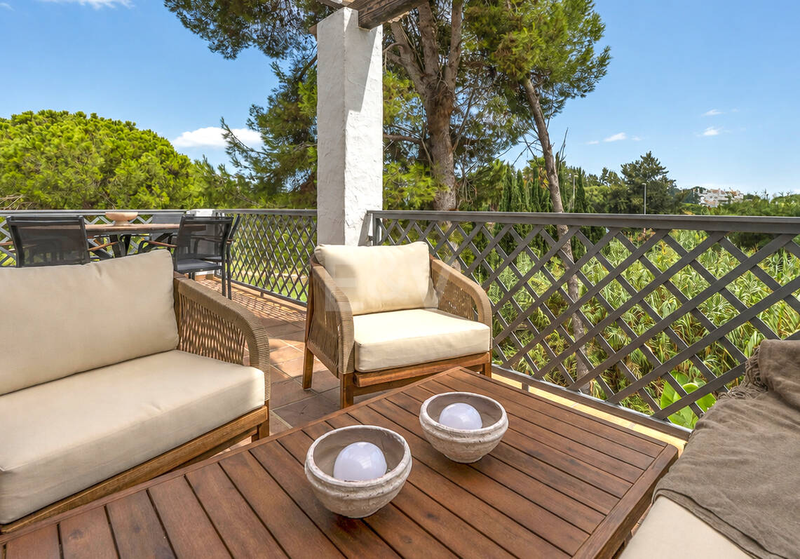 Apartamento en Primera Línea de Golf con Vistas Panorámicas y andando de la Playa – Río Real, Marbella