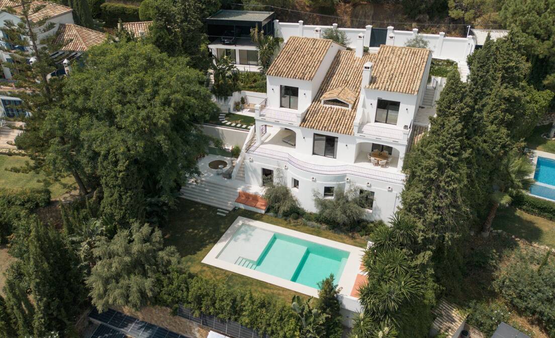 Beläget inom den prestigefyllda gated community av El Madroñal, Benahavís, erbjuder denna exceptionella samtida villa fullständig integritet, panoramautsikt över Medelhavet...