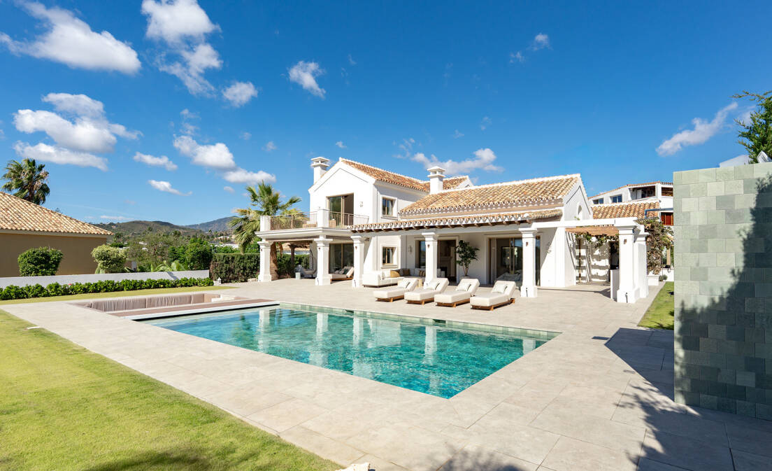Située dans le quartier résidentiel recherché d'El Rosario, Marbella Est, cette villa exceptionnelle vient de faire l'objet d'une rénovation complète,...