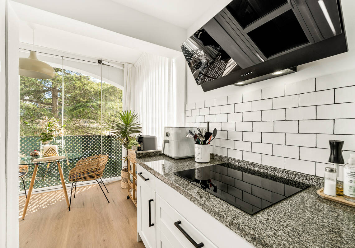 Sophisticated Apartment in Boutique Community, Just 3 Minutes walk from Puente Romano