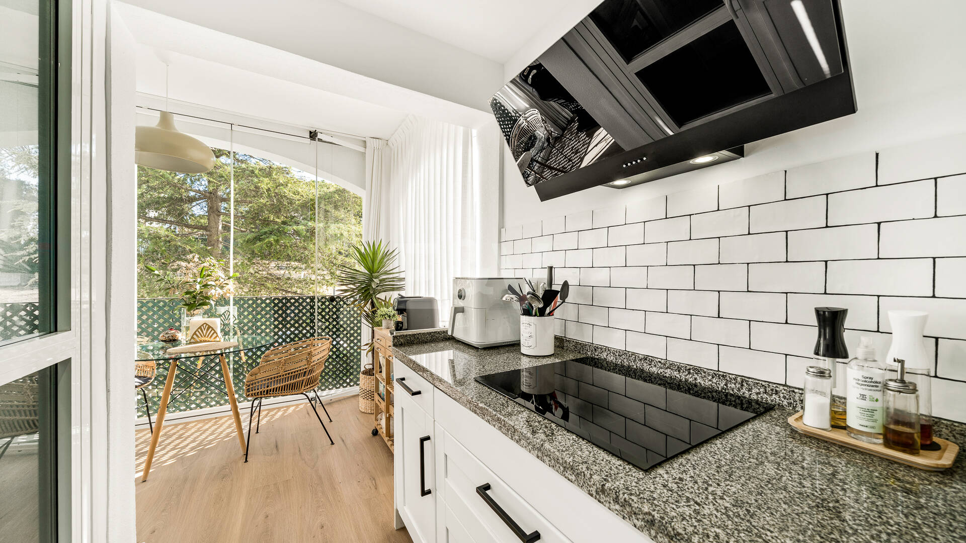 Sophisticated Apartment in Boutique Community, Just 3 Minutes walk from Puente Romano