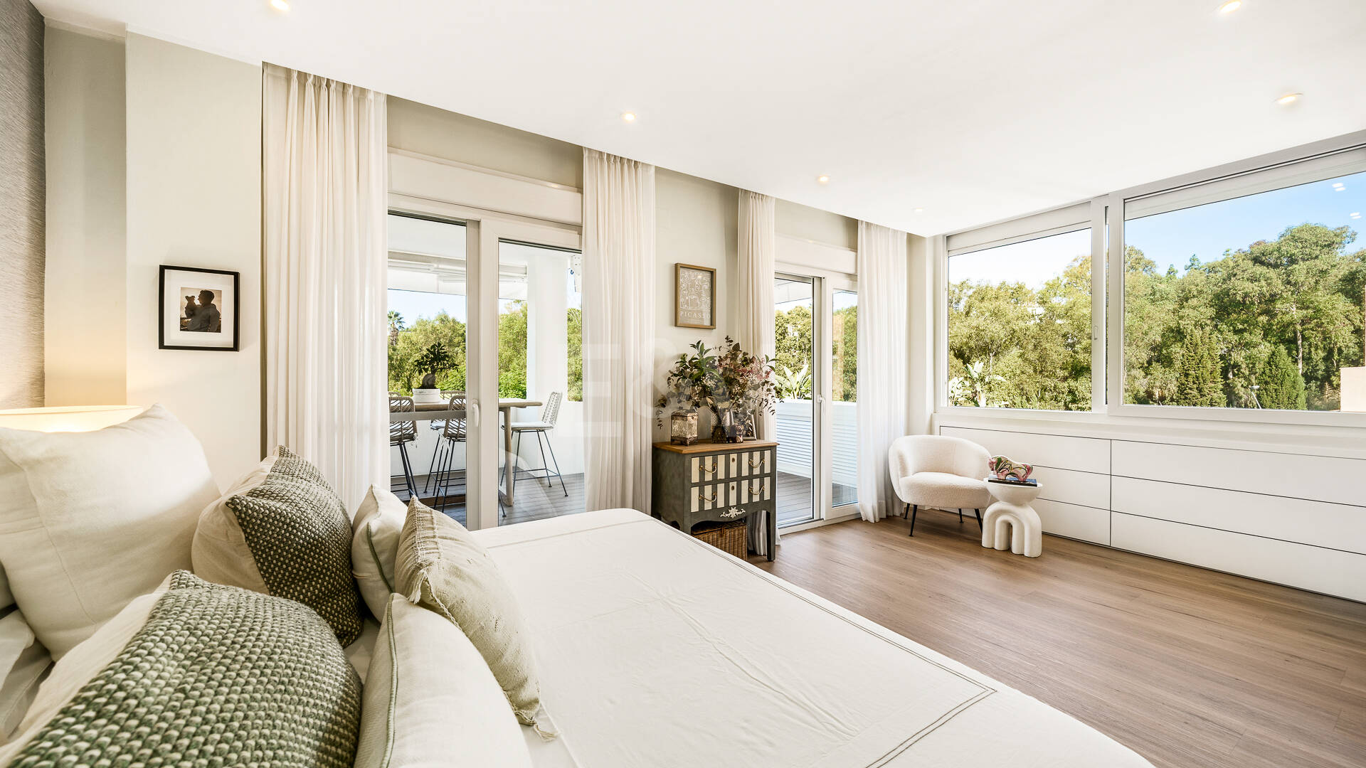 Sophisticated Apartment in Boutique Community, Just 3 Minutes walk from Puente Romano