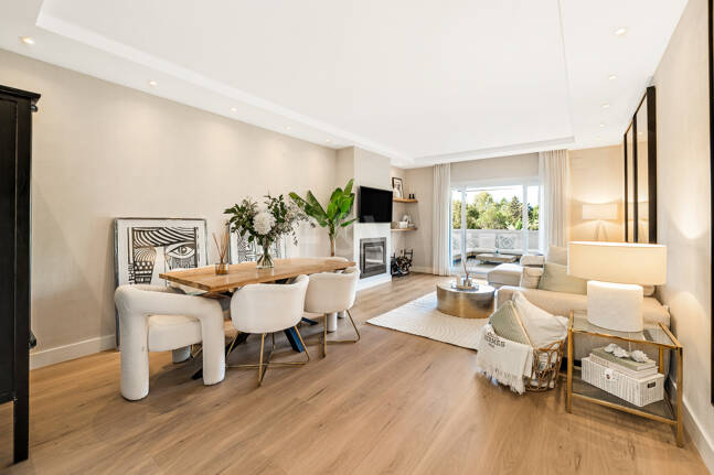 Sophisticated Apartment in Boutique Community, Just 3 Minutes walk from Puente Romano