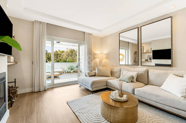 Sophisticated Apartment in Boutique Community, Just 3 Minutes walk from Puente Romano