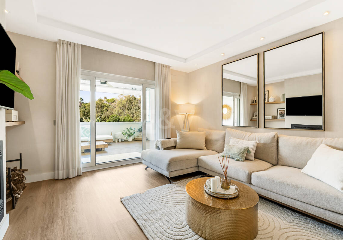 Sophisticated Apartment in Boutique Community, Just 3 Minutes walk from Puente Romano