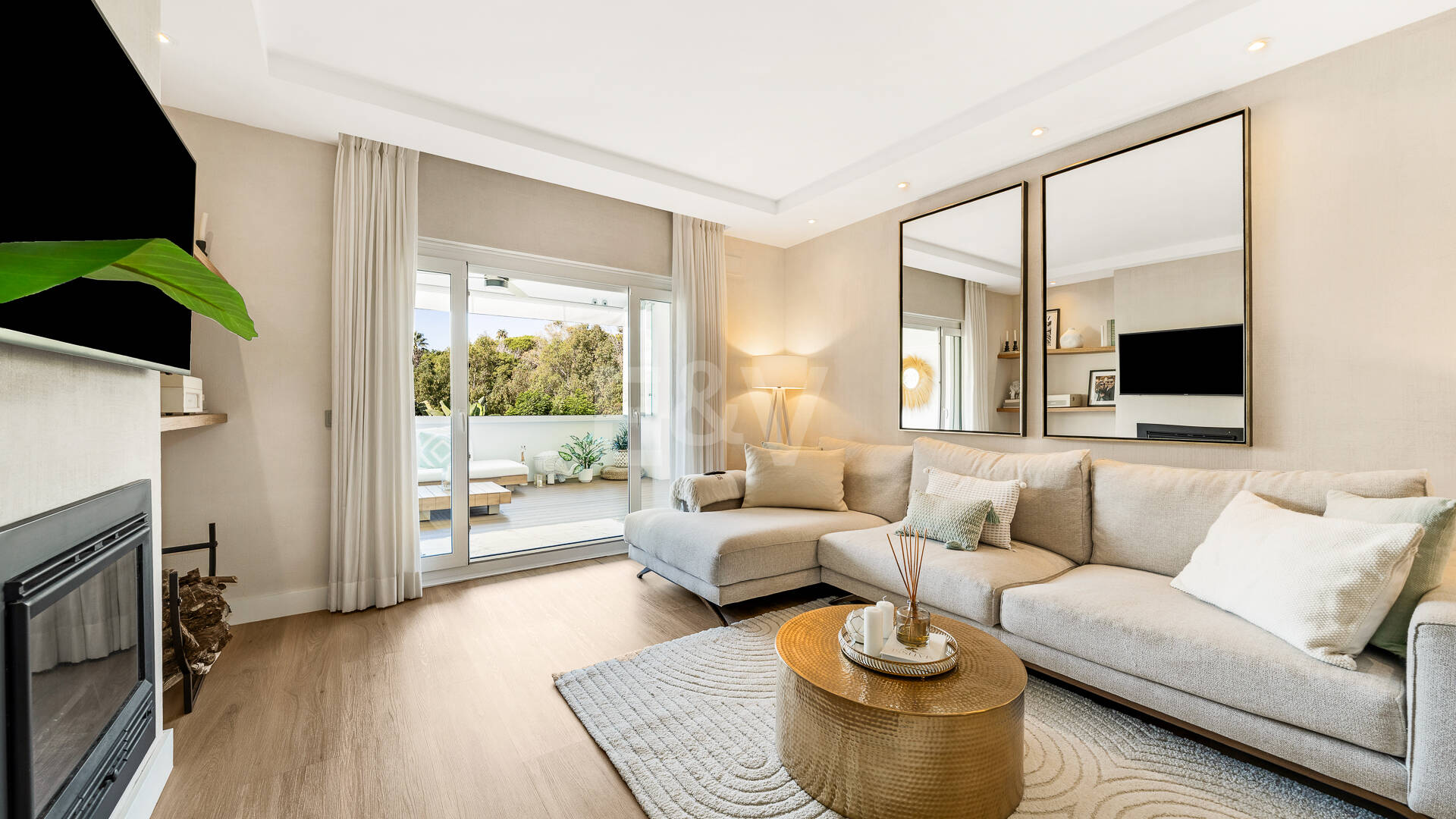Sophisticated Apartment in Boutique Community, Just 3 Minutes walk from Puente Romano