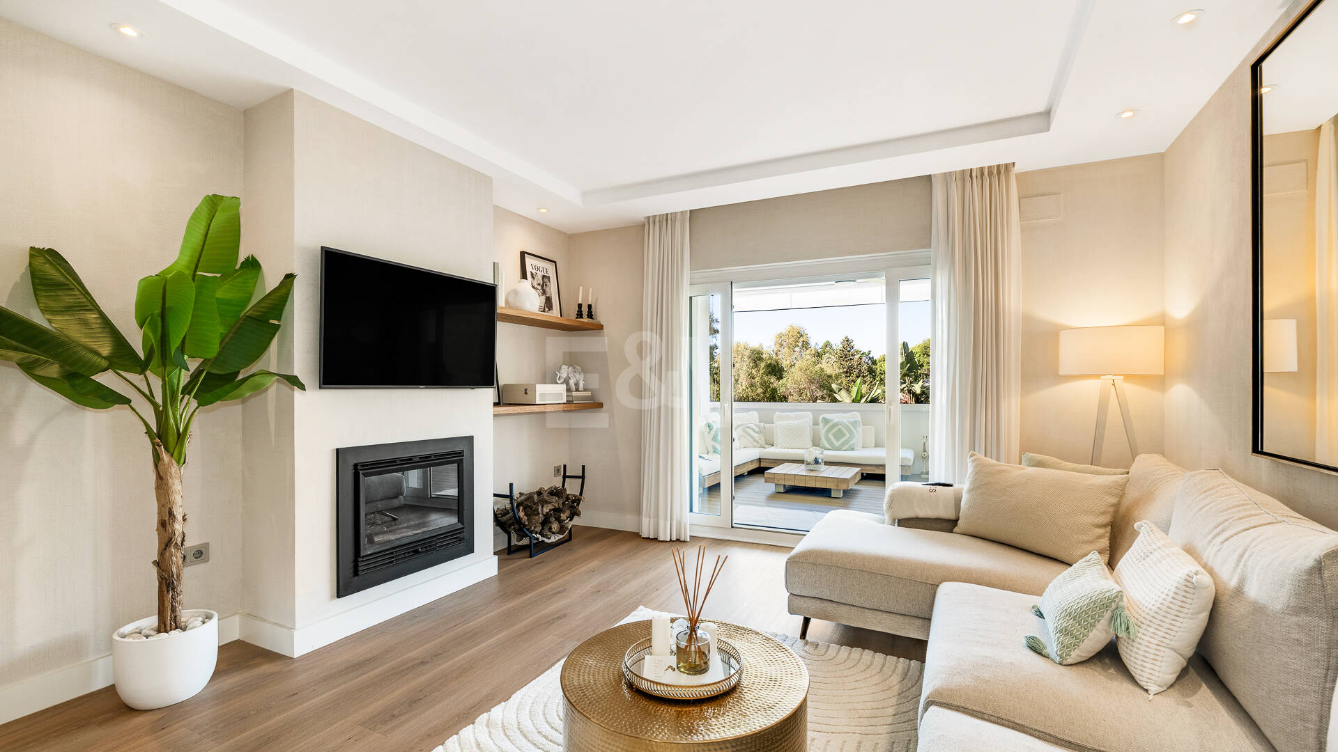 Sophisticated Apartment in Boutique Community, Just 3 Minutes walk from Puente Romano