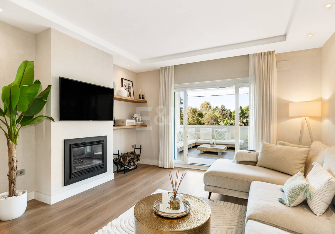 Sophisticated Apartment in Boutique Community, Just 3 Minutes walk from Puente Romano