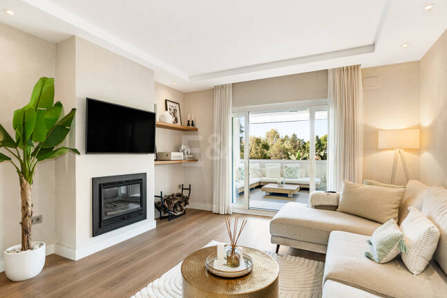 Sophisticated Apartment in Boutique Community, Just 3 Minutes walk from Puente Romano