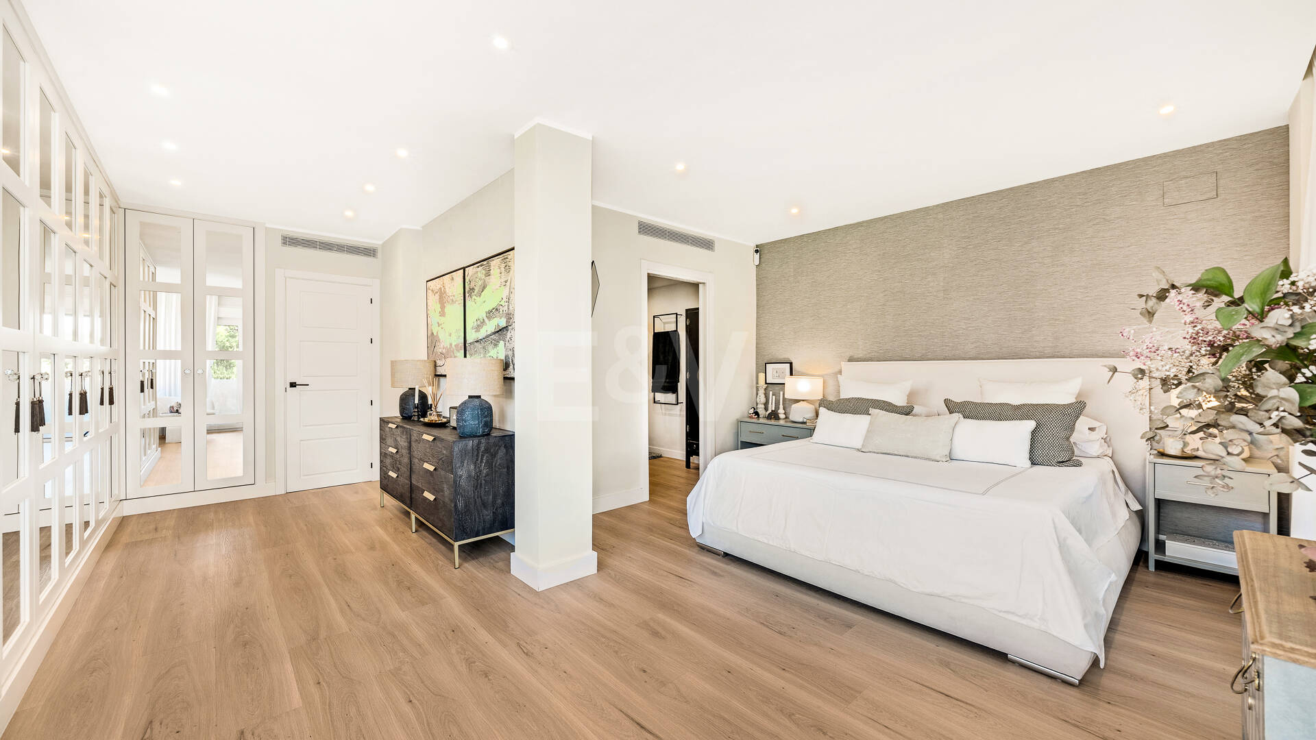 Sophisticated Apartment in Boutique Community, Just 3 Minutes walk from Puente Romano