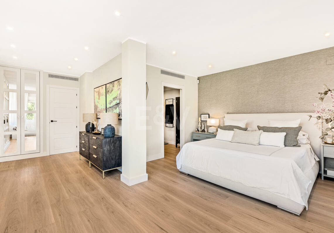 Sophisticated Apartment in Boutique Community, Just 3 Minutes walk from Puente Romano