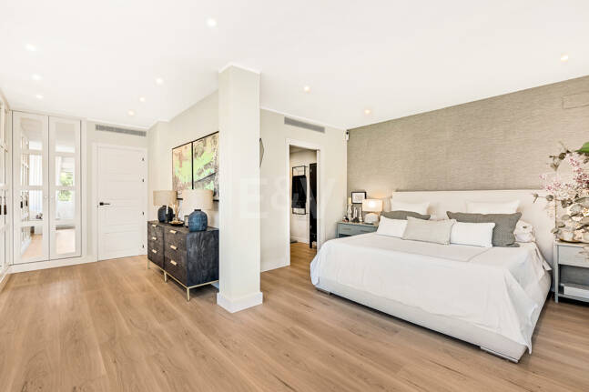 Sophisticated Apartment in Boutique Community, Just 3 Minutes walk from Puente Romano