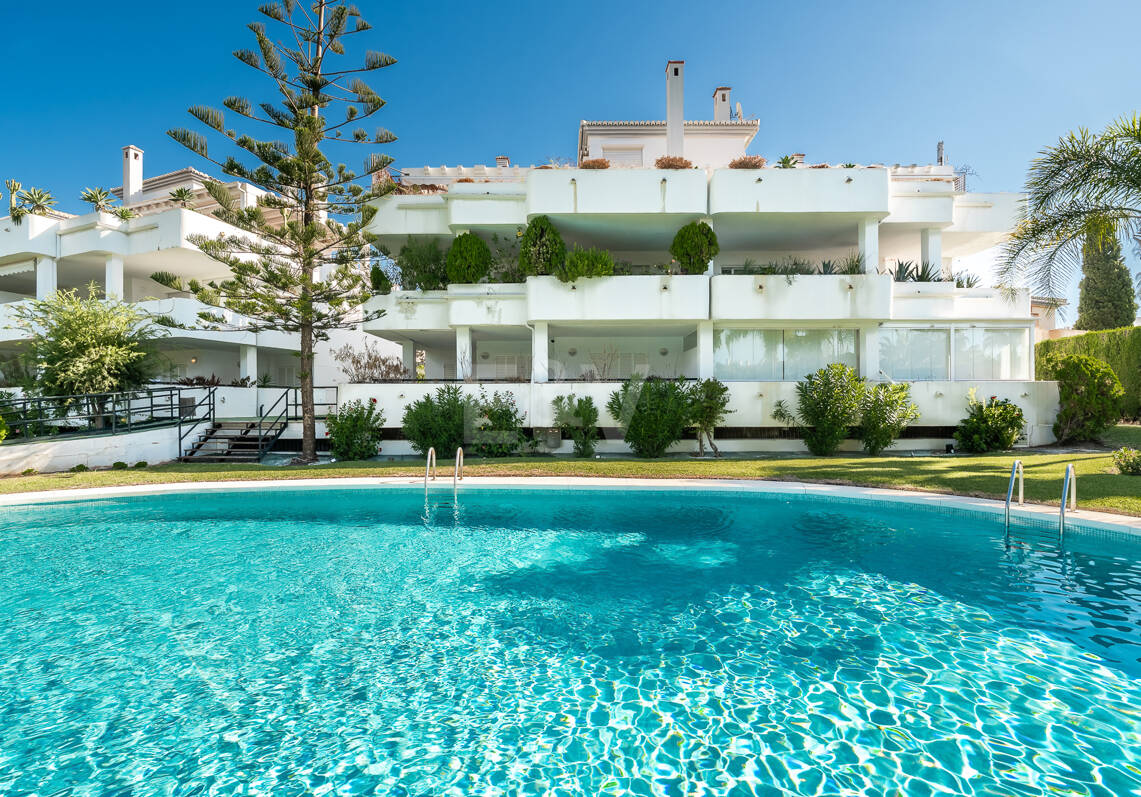 Sophisticated Apartment in Boutique Community, Just 3 Minutes walk from Puente Romano