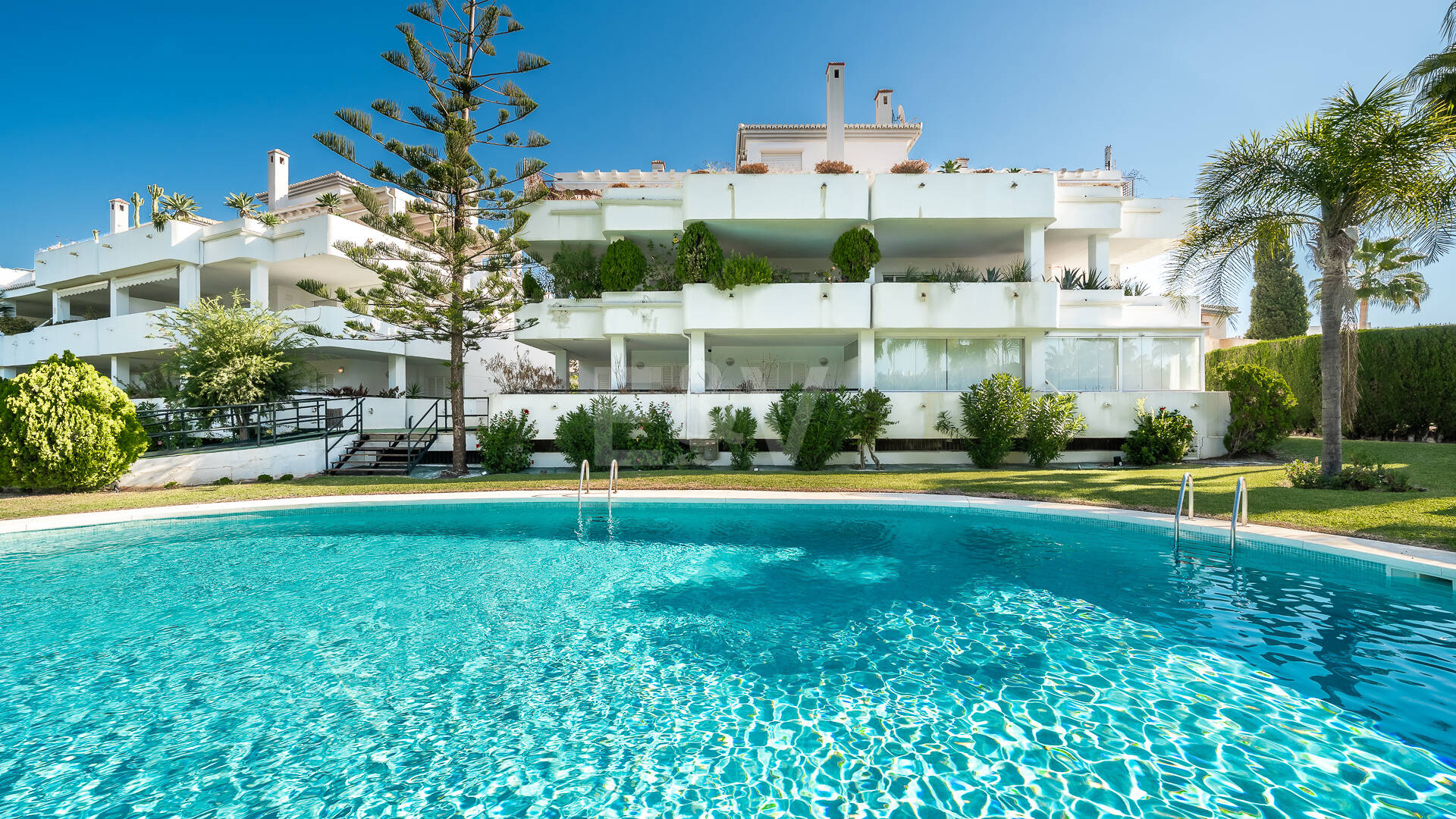 Sophisticated Apartment in Boutique Community, Just 3 Minutes walk from Puente Romano