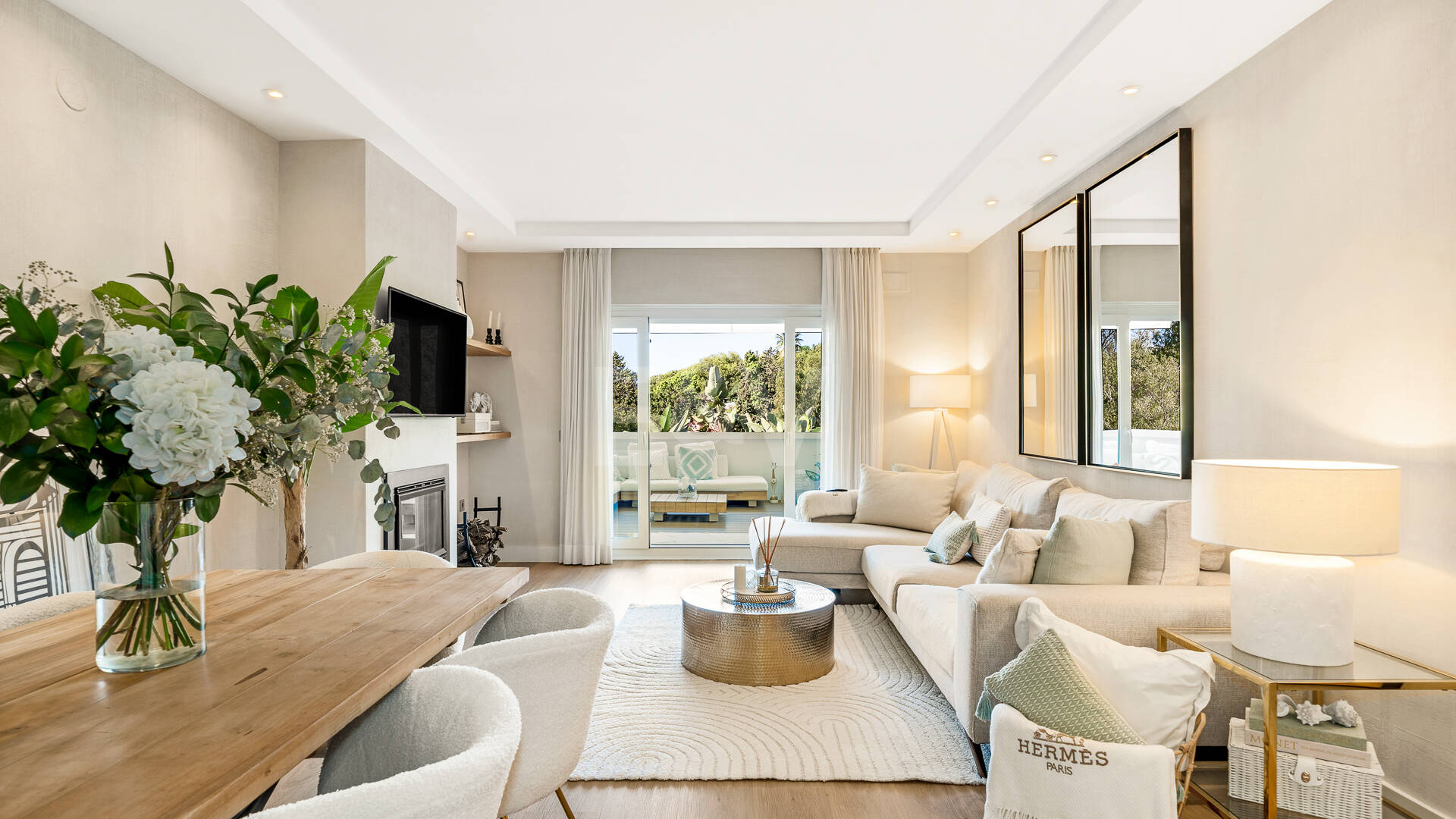 Sophisticated Apartment in Boutique Community, Just 3 Minutes walk from Puente Romano