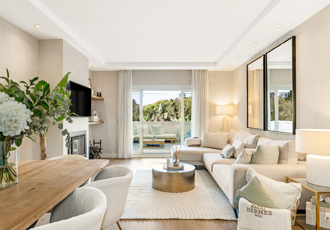 Sophisticated Apartment in Boutique Community, Just 3 Minutes walk from Puente Romano