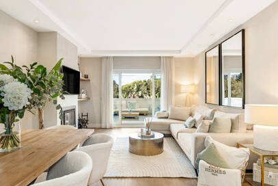 Sophisticated Apartment in Boutique Community, Just 3 Minutes walk from Puente Romano