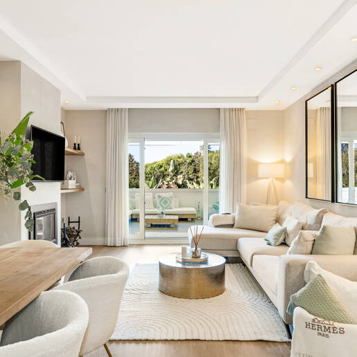 Sophisticated Apartment in Boutique Community, Just 3 Minutes walk from Puente Romano