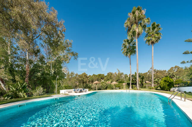 Sophisticated Apartment in Boutique Community, Just 3 Minutes walk from Puente Romano