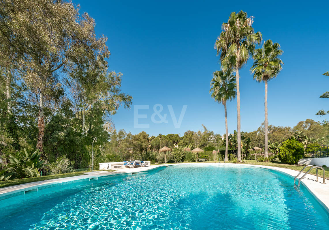 Sophisticated Apartment in Boutique Community, Just 3 Minutes walk from Puente Romano