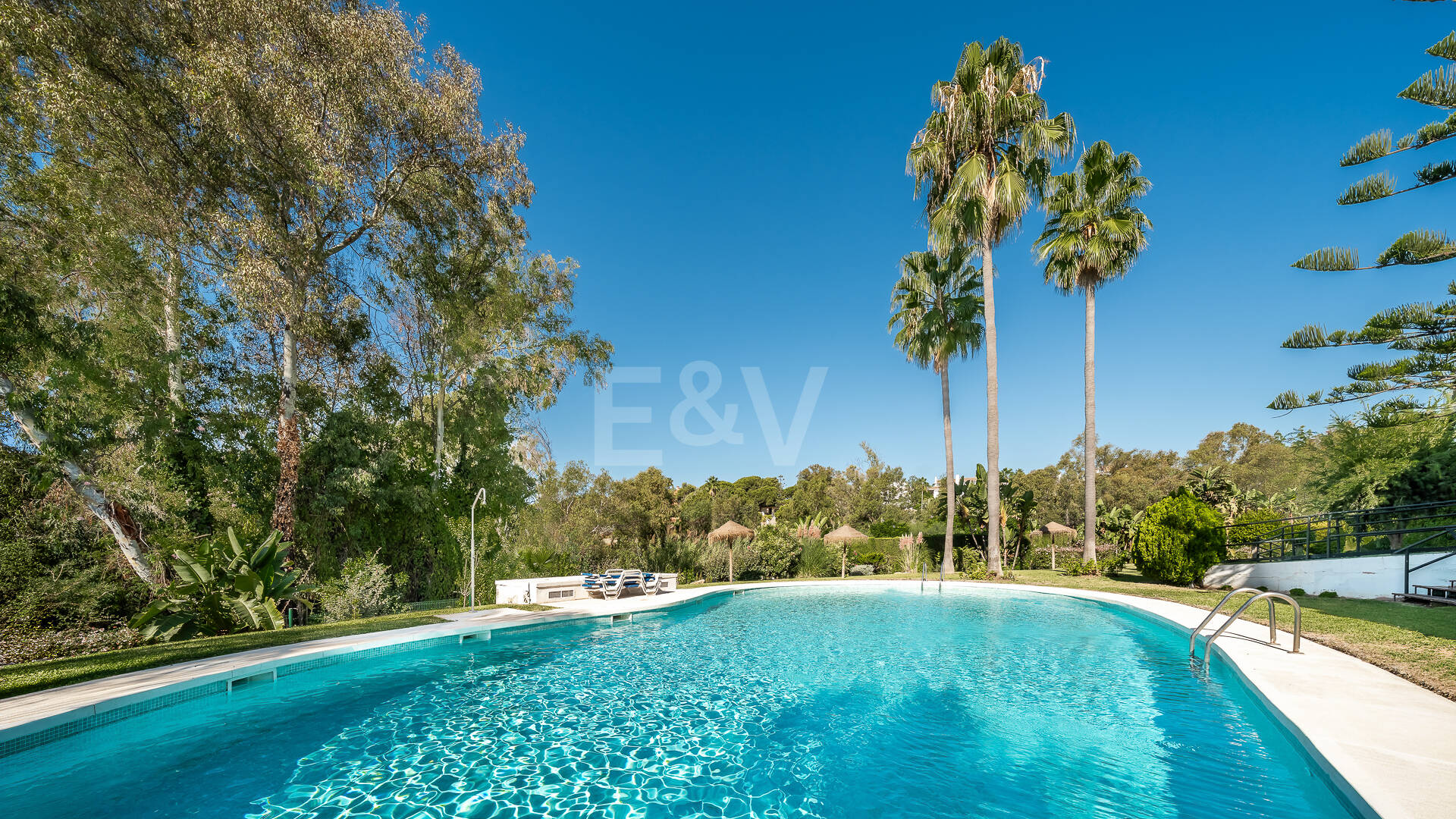 Sophisticated Apartment in Boutique Community, Just 3 Minutes walk from Puente Romano