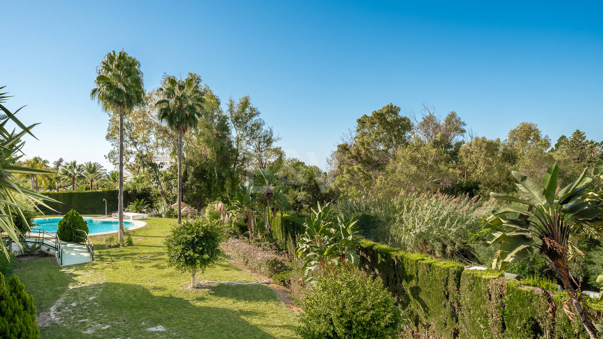 Sophisticated Apartment in Boutique Community, Just 3 Minutes walk from Puente Romano