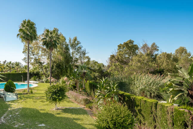Sophisticated Apartment in Boutique Community, Just 3 Minutes walk from Puente Romano