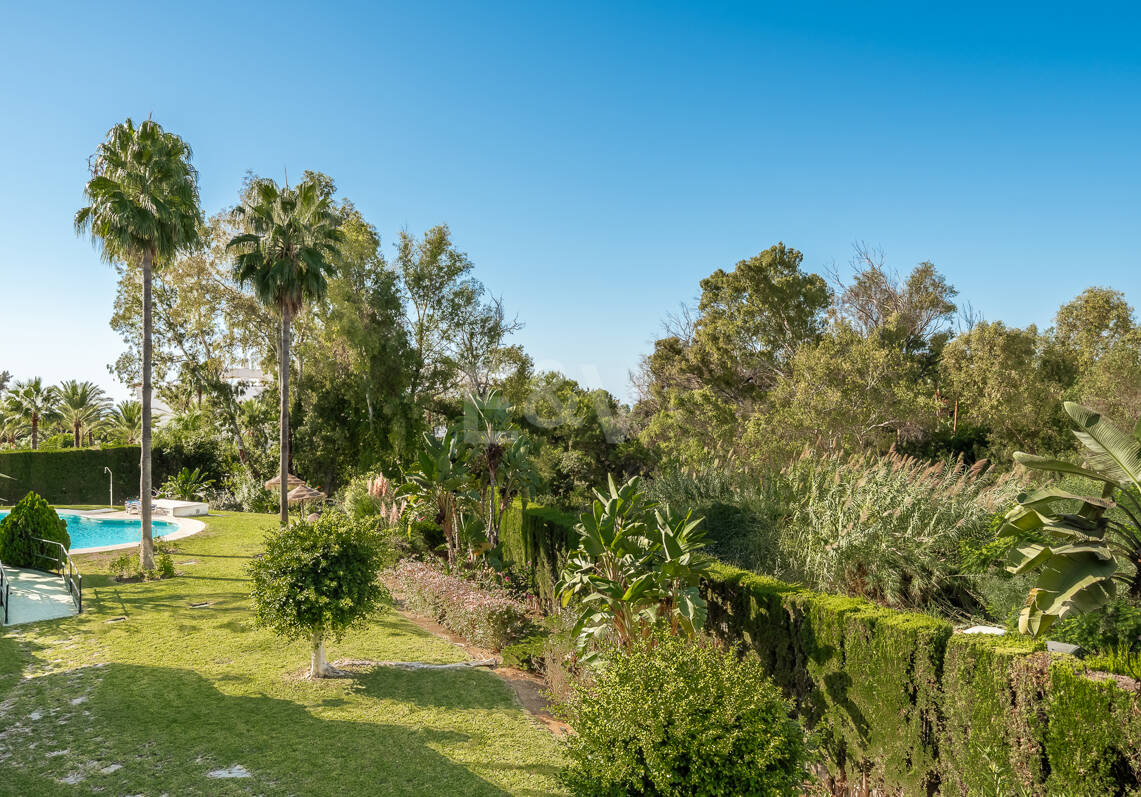 Sophisticated Apartment in Boutique Community, Just 3 Minutes walk from Puente Romano