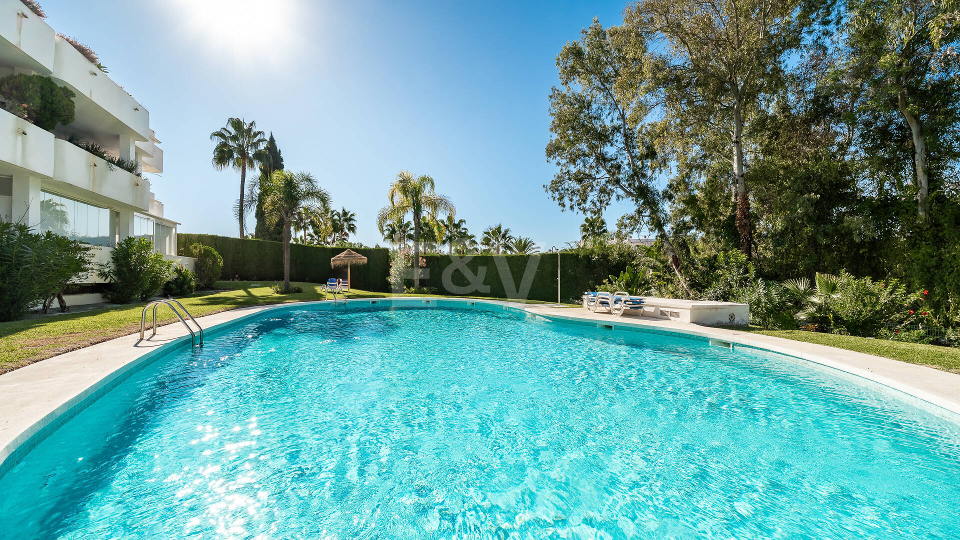 Sophisticated Apartment in Boutique Community, Just 3 Minutes walk from Puente Romano