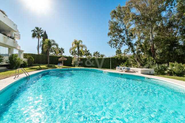 Sophisticated Apartment in Boutique Community, Just 3 Minutes walk from Puente Romano