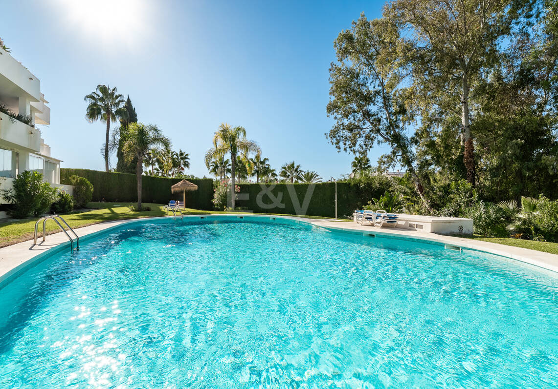 Sophisticated Apartment in Boutique Community, Just 3 Minutes walk from Puente Romano