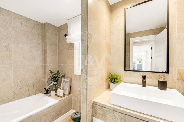 Sophisticated Apartment in Boutique Community, Just 3 Minutes walk from Puente Romano
