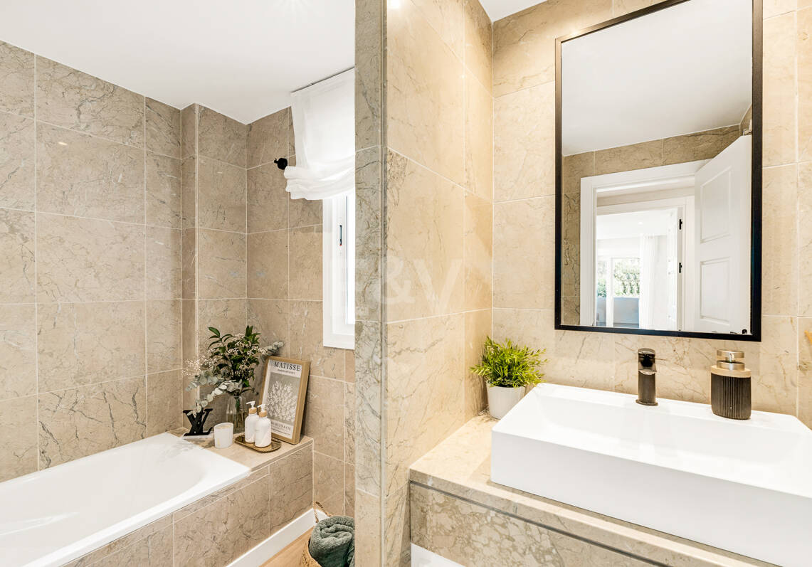 Sophisticated Apartment in Boutique Community, Just 3 Minutes walk from Puente Romano