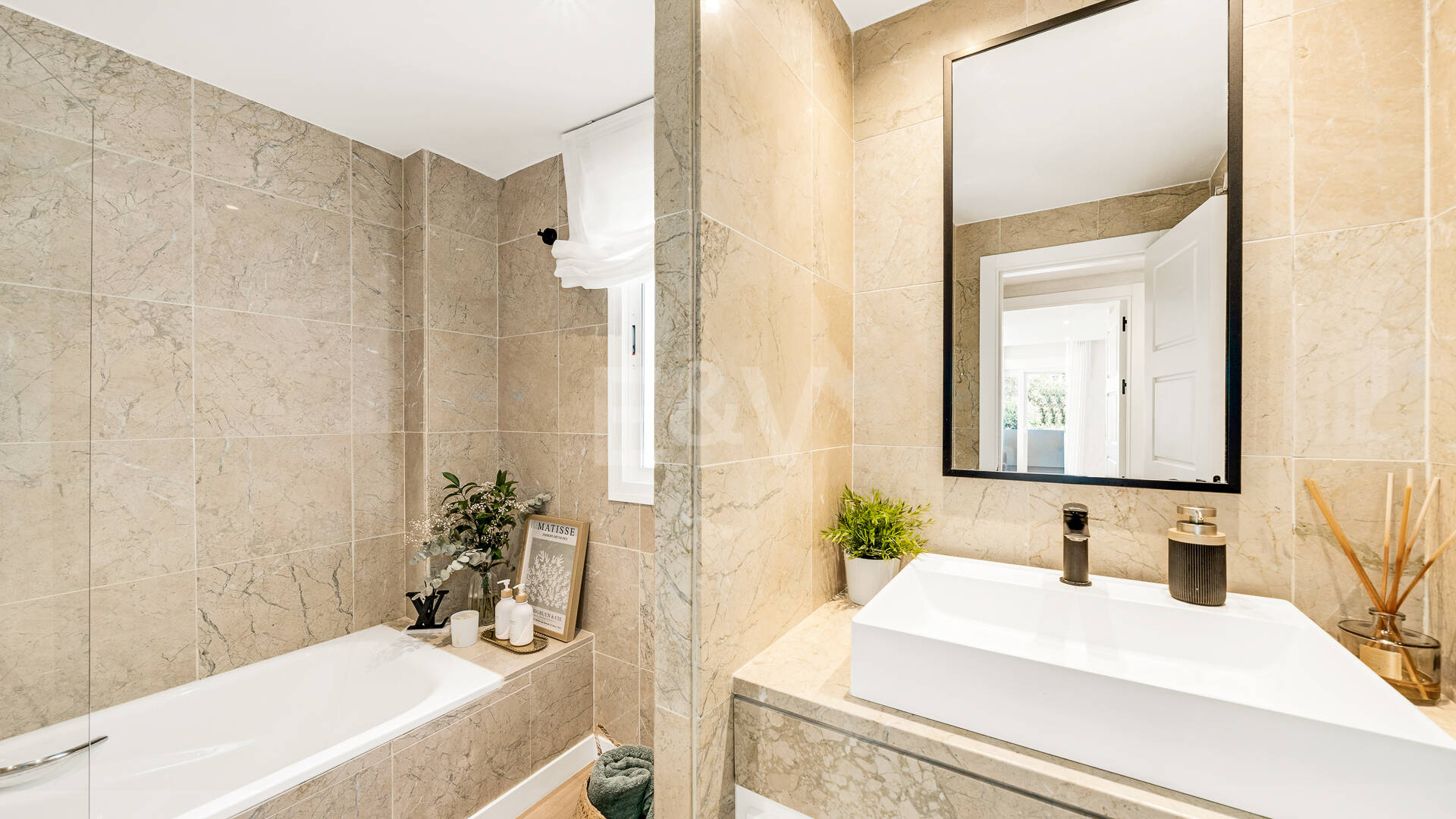 Sophisticated Apartment in Boutique Community, Just 3 Minutes walk from Puente Romano