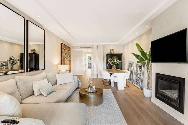 Sophisticated Apartment in Boutique Community, Just 3 Minutes walk from Puente Romano