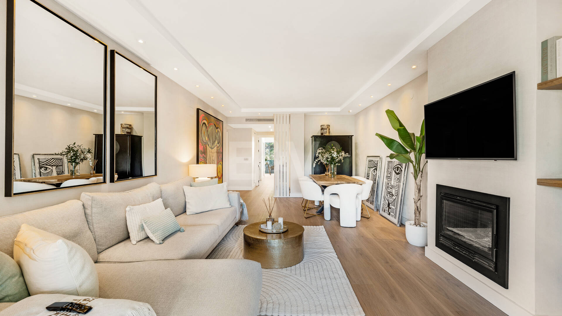 Sophisticated Apartment in Boutique Community, Just 3 Minutes walk from Puente Romano