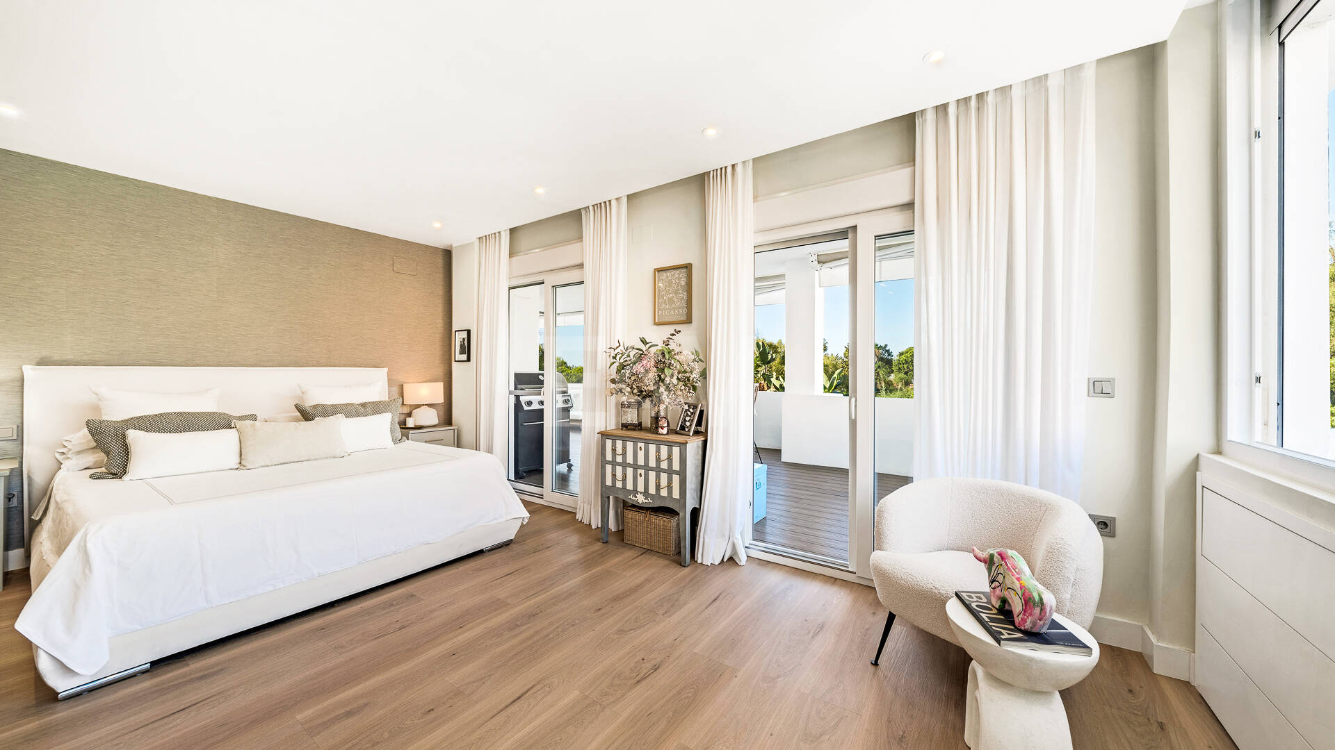 Sophisticated Apartment in Boutique Community, Just 3 Minutes walk from Puente Romano