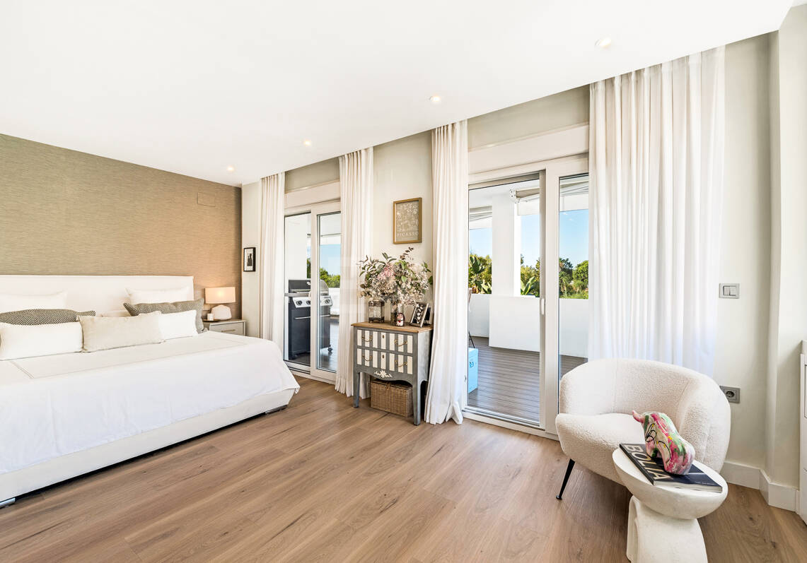 Sophisticated Apartment in Boutique Community, Just 3 Minutes walk from Puente Romano