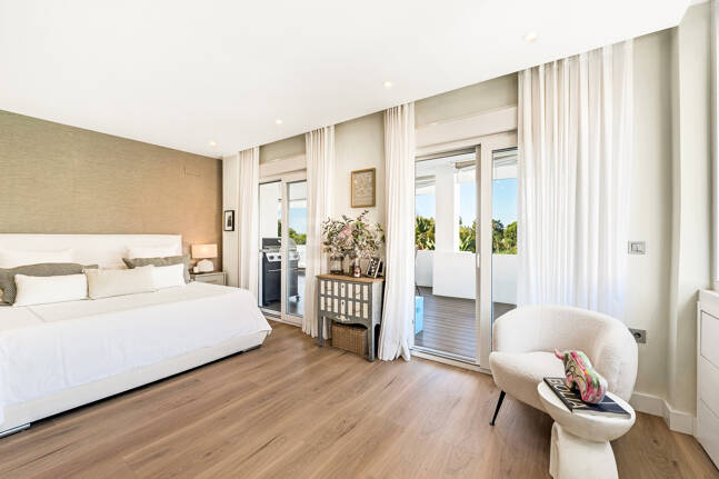 Sophisticated Apartment in Boutique Community, Just 3 Minutes walk from Puente Romano