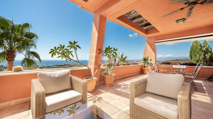 Penthouse élégant avec vue panoramique sur la mer à El Rosario, Marbella