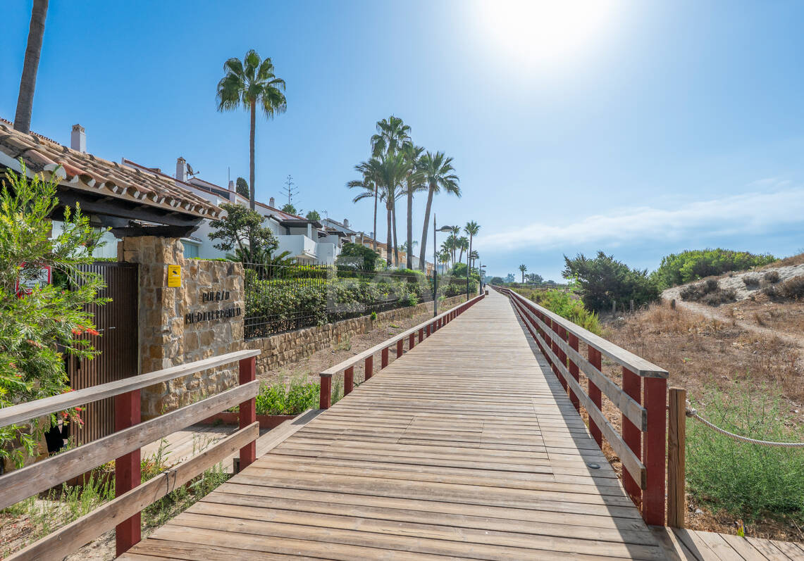 Piso en venta en la urbanización frente al mar Bahía de Marbella, Marbella Este